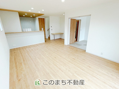 【居間・リビング】 | 宇都宮市駒生町　１号棟 | 明るく開放感あふれる広々LDK♪隣接する和室の引き戸を開放すればさらに大空間として使えます☆