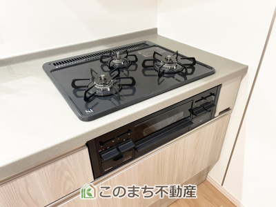 【キッチン】 | 宇都宮市駒生町　１号棟 | 同時に3品調理できる便利な3口ガスコネコンロ！忙しい毎日の夕食準備も手早くこなせて大助かりです♪