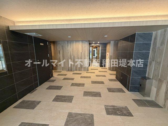 狛江市岩戸北４丁目の賃貸マンションのエントランス