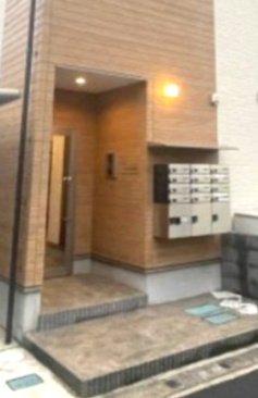 草加市谷塚町のアパートのエントランス