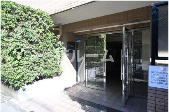 新宿区西落合２丁目の賃貸マンションのエントランス