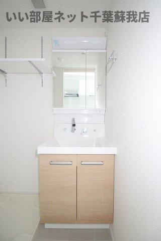 スアヴィス千葉の独立洗面台|独立洗面台、小物を置くことができて便利です
