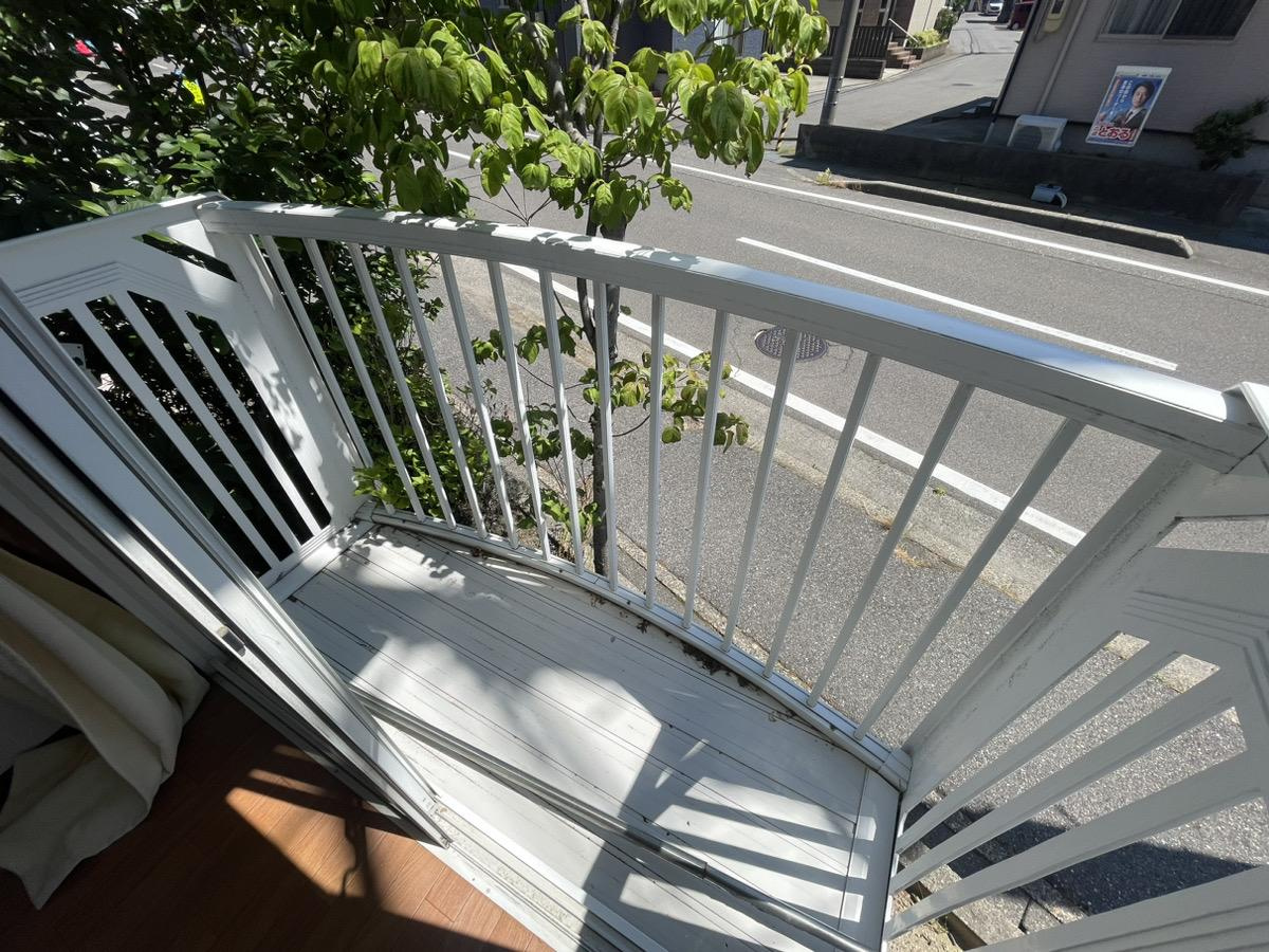新潟市東区山木戸のアパートのバルコニー