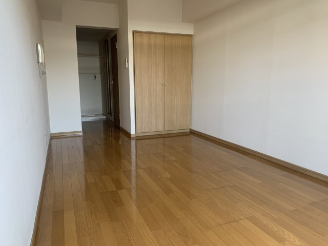 他のお部屋の写真になります。３０４号室は２面採光となります。