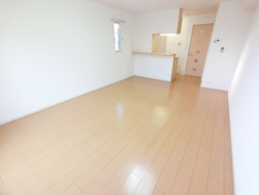 【居間・リビング】 | シェスタ | ※募集部屋は側面の窓はございません