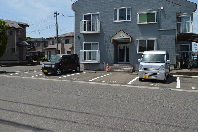 アパートメントイーストの駐車場