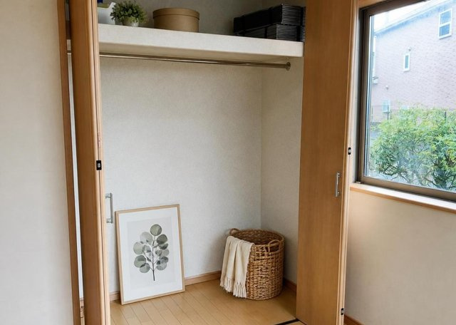 【収納】 | 玉川学園中古戸建 | 1階に設けられた約3.5帖の納戸（サービスルーム）は、季節ものの衣類や大きな荷物をまとめて収められる便利な収納スペースです。家中を常にすっきりと保つための豊富な収納力をしっかりと備えています。