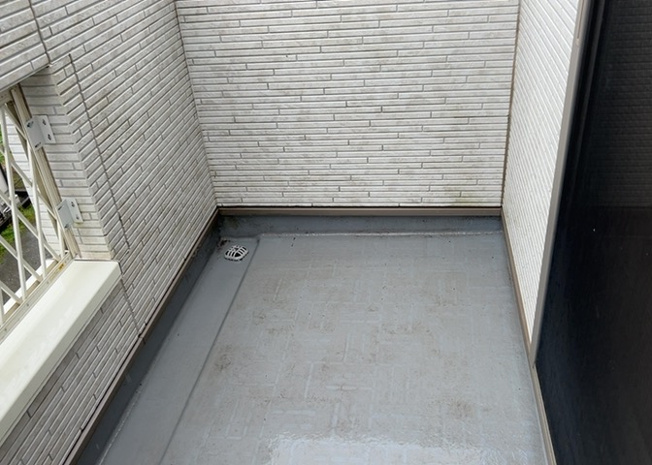 【バルコニー】 | 玉川学園中古戸建 | 南面に配置されたバルコニー面積3.00平米の屋外スペースです。日当たりと風通しが良好で洗濯物もスムーズに乾きます。2階リビングから直接出入りできる利便性の高さも毎日の暮らしにうれしいポイントです。