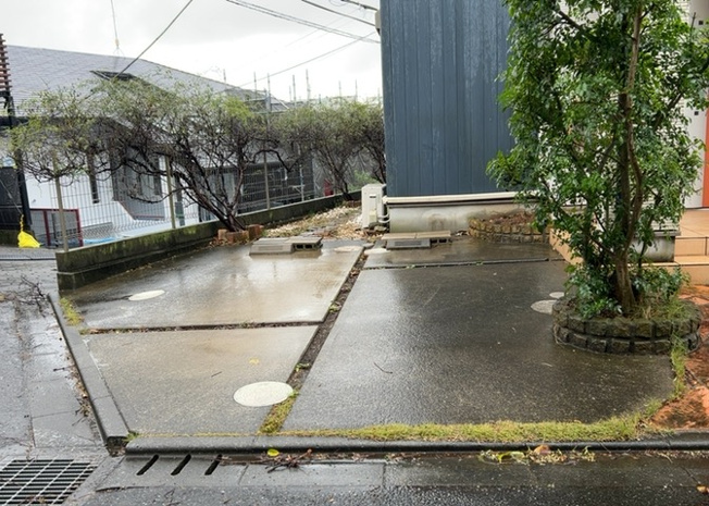 【駐車場】 | 玉川学園中古戸建 | 敷地内にカースペースが完備された中古戸建て物件です。お車を安全に駐車できるほか、バイク置場や自転車を停める駐輪場としてもご利用可能。マイカーをお持ちのご家庭にも安心してお選びいただけます。