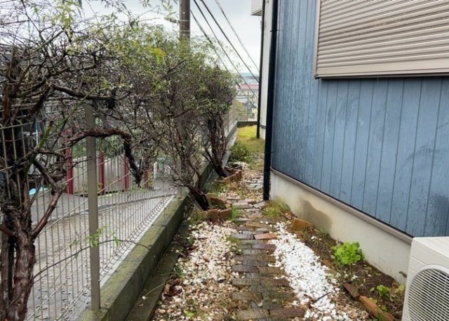 【庭】 | 玉川学園中古戸建 | 敷地内にはお子様の遊び場やガーデニングに活用できるプライベートな庭が設けられています。戸建てならではの開放感を味わいながら、日当たりの良い屋外で家族そろって豊かな休日を満喫していただけます。