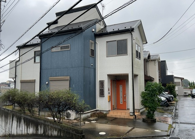【前面道路含む現地写真】 | 玉川学園中古戸建 | 小田急小田原線「玉川学園前」駅から徒歩13分の落ち着いた住宅街に面した前面道路です。幅員4.0mの北側公道となっており平坦地のため歩行もスムーズ。周囲の街並みと調和した静かで快適な環境です。