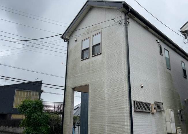【外観】 | 玉川学園中古戸建 | 町田市玉川学園5丁目に位置する2010年5月築の木造2階建て中古一戸建てです。第一種低層住居専用地域内の閑静な住宅街に立ち、土地面積120.19平米のゆとりある敷地が確保された魅力的な住まいです。