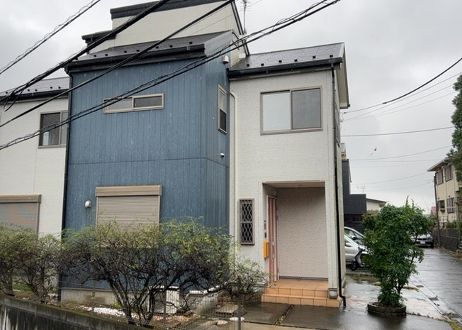 【外観】 | 玉川学園中古戸建 | 建物面積91.08平米、木造2階建ての洗練された外観です。2010年5月新築の住まいで、建蔽率40％容積率80％の第一種低層住居専用地域に位置するため隣地との距離も保たれ良好な住環境が保たれます。
