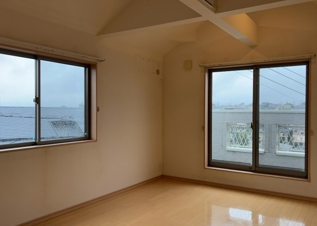 【居間・リビング】 | 玉川学園中古戸建 | 約18.6帖のLDKはテーブルやソファをゆとりを持って配置できる広々空間。2階に居間を設けることで外部からの視線を気にせず過ごせます。陽当り・通風ともに良好で居心地の良さを感じられる一室です。
