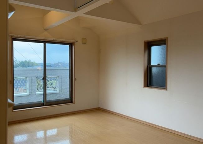 【ダイニング】 | 玉川学園中古戸建 | ご家族全員で食卓を囲めるダイニングスペースです。キッチンからの配膳や片付けがスムーズに行える家事動線が考慮されています。明るく開放的な雰囲気の中で毎日の食事や会話をゆったり楽しむことができます。