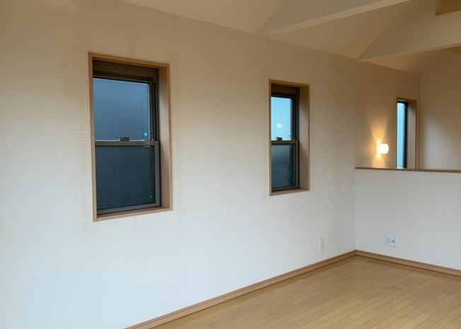 【ダイニング】 | 玉川学園中古戸建 | 約18.6帖の広大なLDKの一角に位置するダイニングスペース。南向きの大きな窓から差し込む自然光が食卓を明るく彩ります。家族が集い温かい時間を共有できる心地よいインテリア空間に仕上がっています。