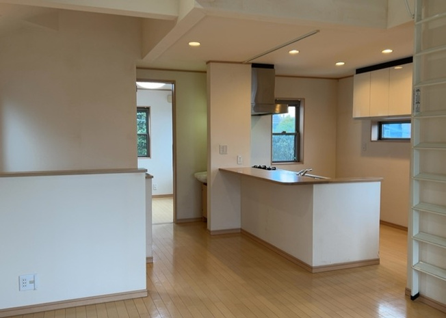 【キッチン】 | 玉川学園中古戸建 | 対面式カウンターキッチンを備えたダイニングキッチンエリアです。IHクッキングヒーター付きのシステムキッチンで料理をしながらダイニングの様子が見渡せるため、小さなお子様がいるご家庭にも安心です。