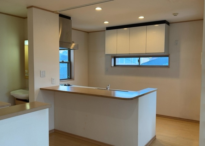 【キッチン】 | 玉川学園中古戸建 | 手入れのしやすいIHコンロを採用したシステムキッチンとダイニングが一体となった使いやすい空間。家事効率を高める動線が確保されており、家族とのコミュニケーションを途切れさせずに調理が行えます。
