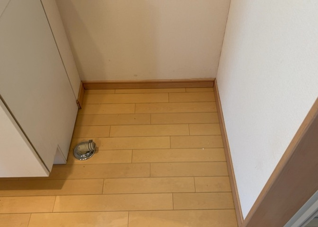 【ランドリースペース】 | 玉川学園中古戸建 | 室内洗濯機置場を備えた使い勝手の良いランドリースペースです。洗面化粧台のすぐ横に配置されており、洗剤や洗濯小物の整理もスムーズ。日々の洗濯作業を効率よくこなせる工夫された間取り設計となっています。