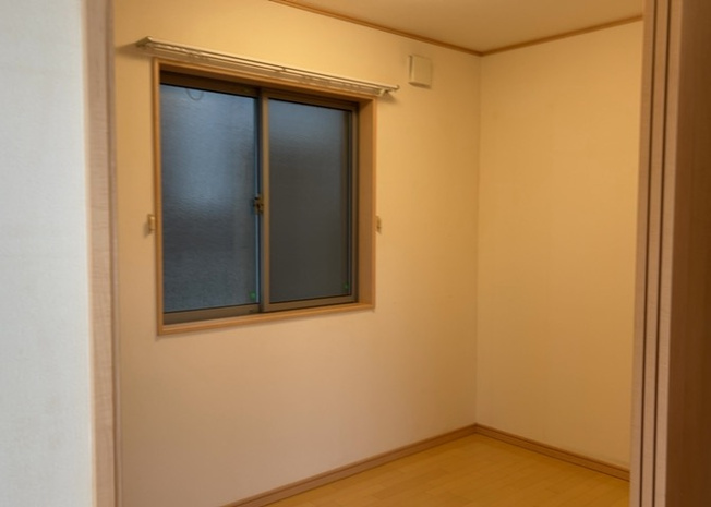 【子供部屋】 | 玉川学園中古戸建 | 1階にある約4.5帖の洋室は子供部屋として最適です。全居室フローリングで掃除がしやすく、収納スペースも完備されているため勉強道具やおもちゃもすっきり片付きます。お子様の成長を温かく見守れるお部屋です。