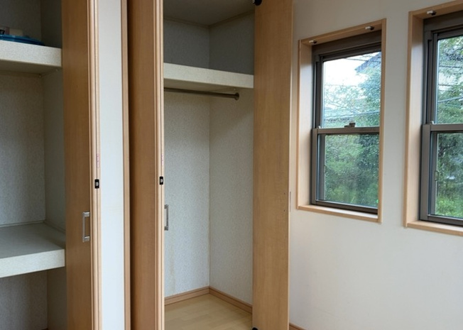 【収納】 | 玉川学園中古戸建 | 全居室に収納スペースを設置しており、服や日用品の整理整頓が容易です。1階の3.5帖納戸と合わせることで圧倒的な収納力を発揮。部屋の中に余分な家具を置く必要がなく、広々と居住空間を使っていただけます。