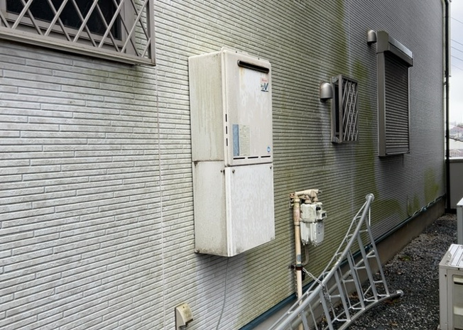 【発電・温水設備】 | 玉川学園中古戸建 | 毎日のバスタイムやキッチンでの作業を快適に支える給湯器などの温水設備です。ワンタッチで温度調整や追い焚き操作が行え、省エネで経済的な暮らしをサポート。寒い季節も温かいお湯をいつでも気軽に使えます。