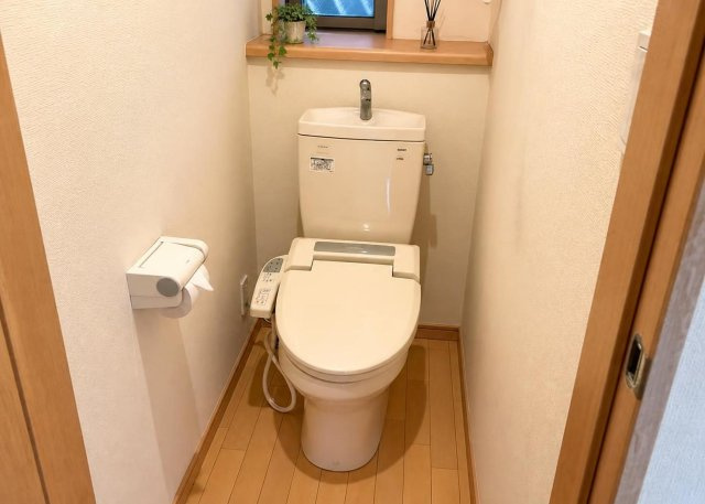 【トイレ】 | 玉川学園中古戸建 | 快適にご利用いただける清潔感あるトイレ空間です。館内には2箇所トイレが設置されているため朝の混雑時にも安心。窓から採光が確保されており、温水洗浄便座などの便利な機能も整えられた過ごしやすい空間です。