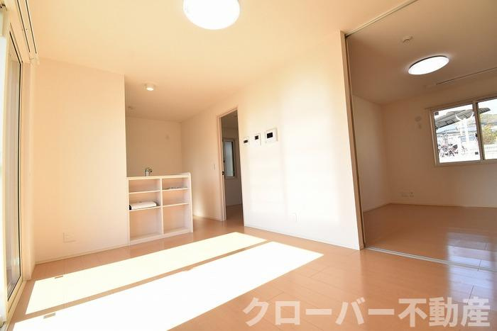コートビレジ屋島Ⅱ B棟の居間・リビング|LDK10.2帖