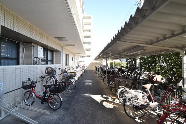 【駐輪場】 | メゾン小豆沢公園 | 駐輪場スペース。空きの有無などは、個別にお問合せください。～即日のご見学可能～　お問合せはお気軽に。