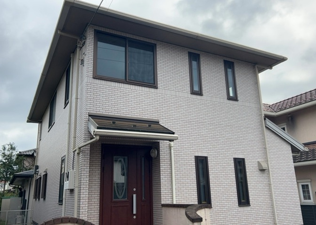 【外観】 | 鳶尾中古戸建 | 2008年3月築、軽量鉄骨造の佇まいが魅力の5LDK中古戸建です。敷地面積144.40平米のゆとりある敷地に立ち、周囲は落ち着いた第一種低層住居専用地域。穏やかな住環境で長く安心してお暮らしいただけま