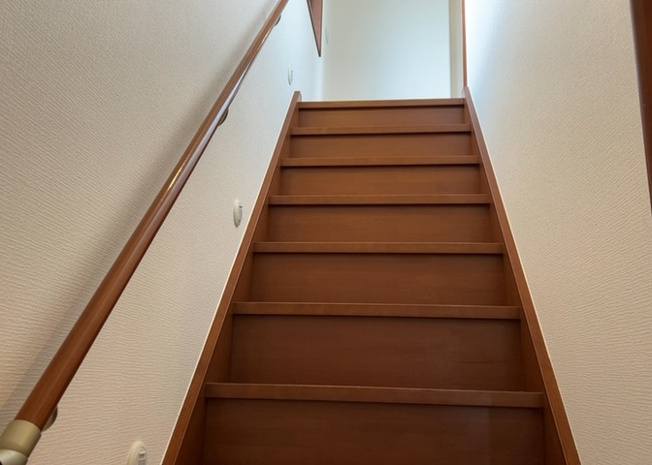 【内装】 | 鳶尾中古戸建 | 全居室が明るく整った内装となっており、5LDKという豊富な部屋数を活かして自由なレイアウトが可能です。リフォームにより室内全体が美しく刷新されているため、清潔感あふれる空間で生活をスタートできます。