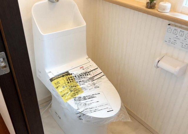 【トイレ】 | 鳶尾中古戸建 | 2026年9月にリフォーム済みの清潔感溢れるトイレ空間です。朝の混雑時にも安心なトイレ2ヶ所設置の仕様となっております。壁紙や床も新調され、快適で衛生的なプライベート空間としてご利用いただけます。