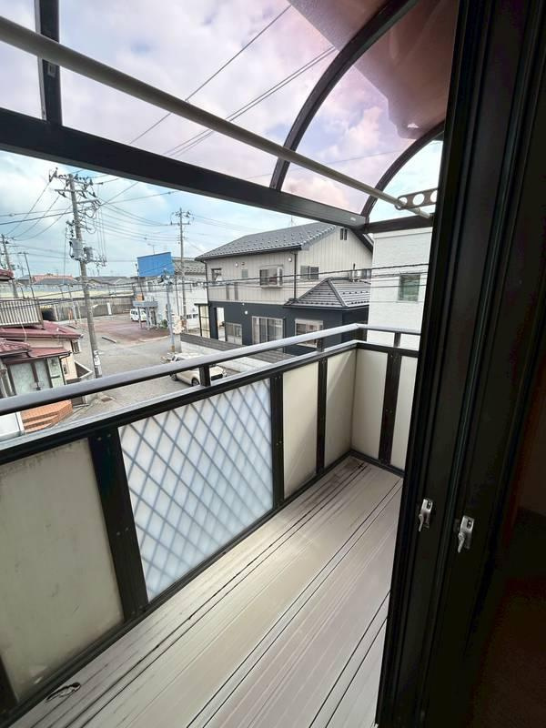 新潟市東区紫竹のアパートのバルコニー