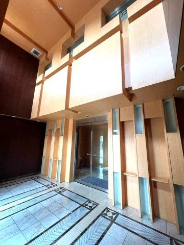 ランドステージ小岩プレシャスのエントランス|オートロック完備でセキュリティ面も安心。住まう方に配慮されたマンションです。