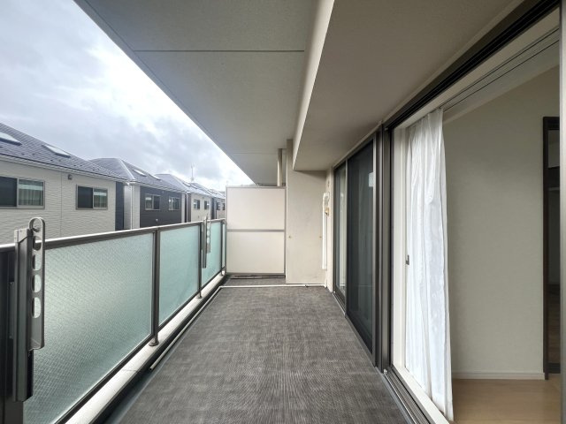 最寄り駅シーサイドライン『鳥浜』駅より徒歩５分！休日はアウトレットでショッピングを楽しんで♪な【リフォーム／テラス横浜富岡】のバルコニー|暖かな日差しのふりそそぐバルコニー