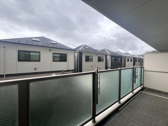 最寄り駅シーサイドライン『鳥浜』駅より徒歩５分！休日はアウトレットでショッピングを楽しんで♪な【リフォーム／テラス横浜富岡】のバルコニー|広々としたバルコニーです
