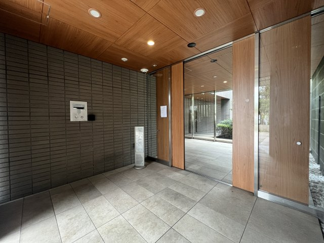 最寄り駅シーサイドライン『鳥浜』駅より徒歩５分！休日はアウトレットでショッピングを楽しんで♪な【リフォーム／テラス横浜富岡】のエントランス|ゆとりのあるエントランスです