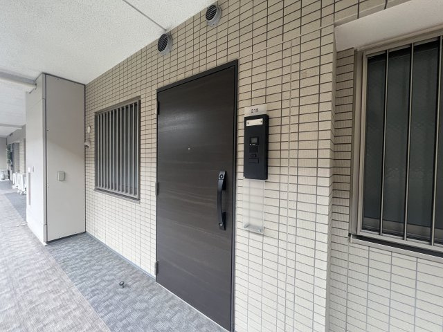 最寄り駅シーサイドライン『鳥浜』駅より徒歩５分！休日はアウトレットでショッピングを楽しんで♪な【リフォーム／テラス横浜富岡】の玄関|明るい玄関です