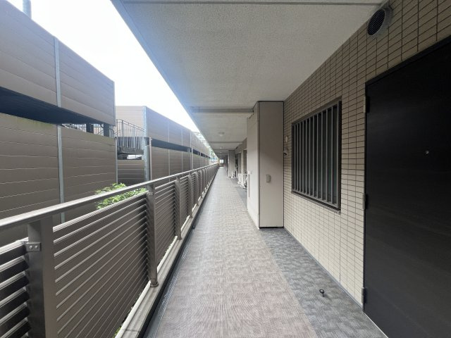 最寄り駅シーサイドライン『鳥浜』駅より徒歩５分！休日はアウトレットでショッピングを楽しんで♪な【リフォーム／テラス横浜富岡】のその他共用部分