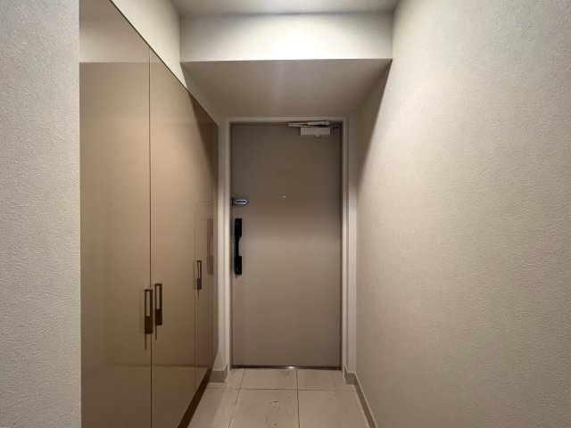最寄り駅シーサイドライン『鳥浜』駅より徒歩５分！休日はアウトレットでショッピングを楽しんで♪な【リフォーム／テラス横浜富岡】の玄関|落ち着いた玄関です