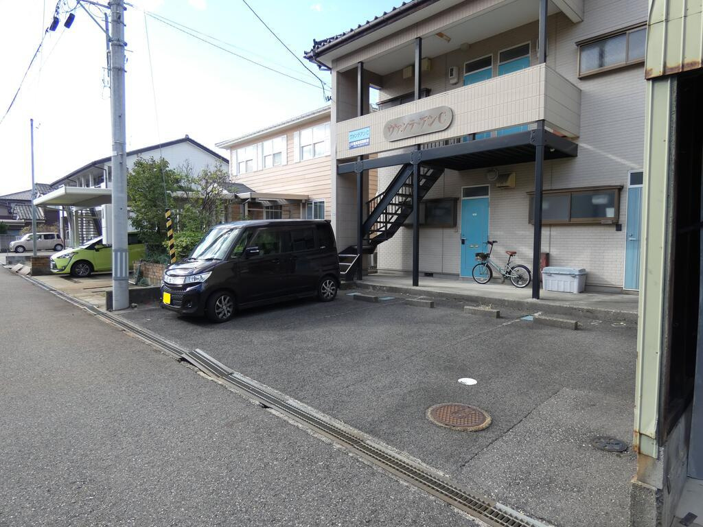 ヴァンテアンＣの駐車場