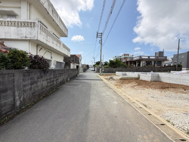 糸満市賀数（全3棟）2号棟の前面道路含む現地写真|※西側公道4.0m♪