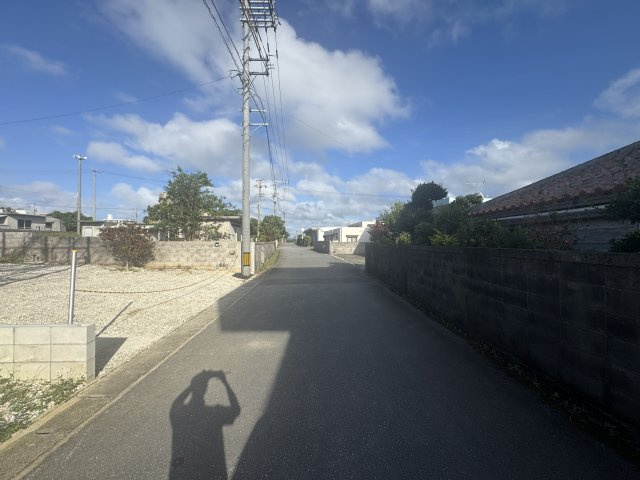糸満市賀数（全3棟）2号棟の前面道路含む現地写真|※西側公道4.0m♪