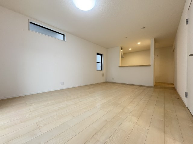 八幡西区浅川日の峰戸建の居間・リビング|広々約17帖のLDK！家族みんながゆったり過ごせる開放感のあるリビングです♪