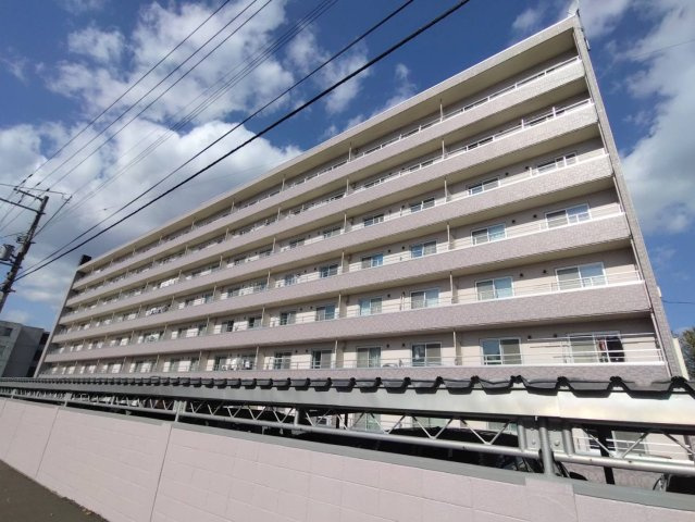 RC造7階建の落ち着いた外観。周辺は閑静で日当たりも良好です。