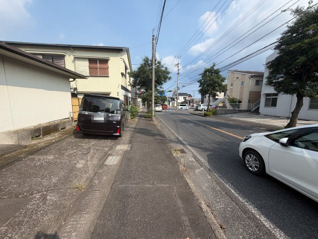 桜ヶ丘６丁目　売地の前面道路含む現地写真