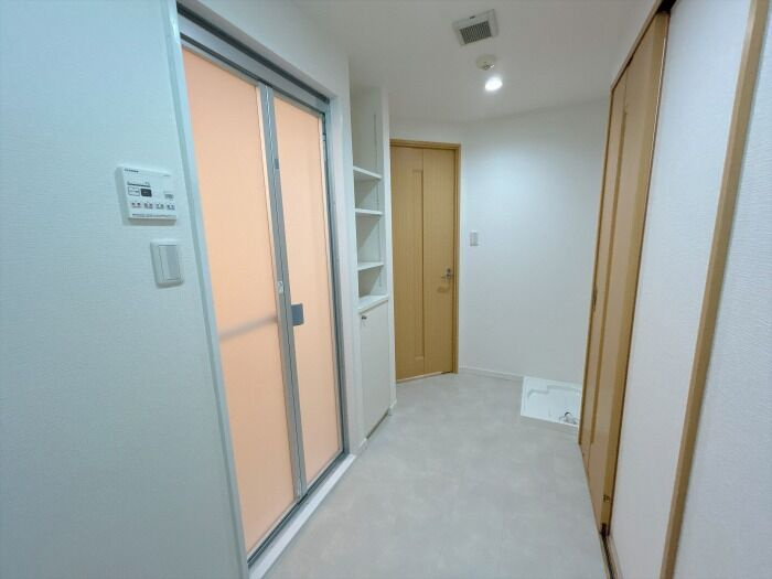 フローレンス光南町グランドアークの洗面所|浴室横には便利な固定棚・リネン庫を設置。リネン類や日用品をすっきり整理できます。
