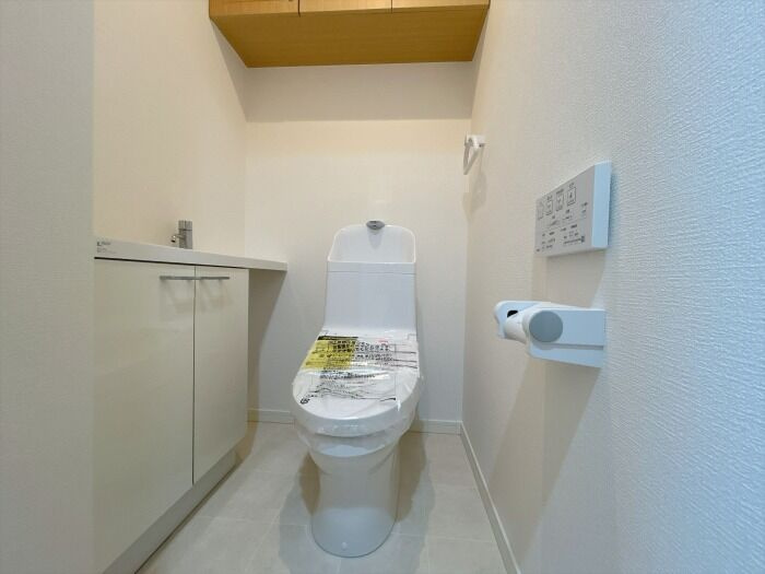 フローレンス光南町グランドアークのトイレ|白を基調とした清潔感のある広々としたトイレ空間です。