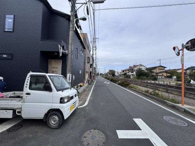 三郷市戸ケ崎新築戸建【吹上小学校：4分】の前面道路含む現地写真|北側前面道路・幅員約8.3ｍ