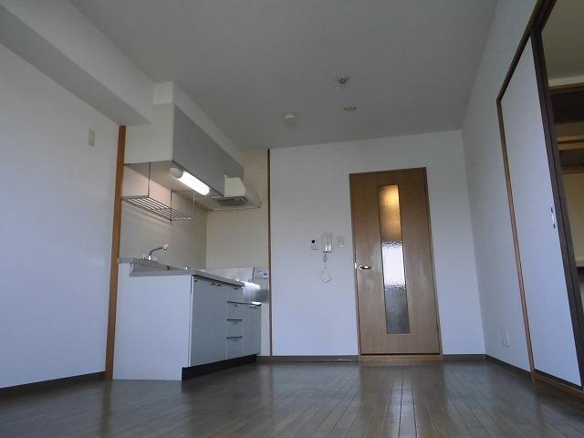神戸市東灘区北青木４丁目の賃貸マンションの居間・リビング